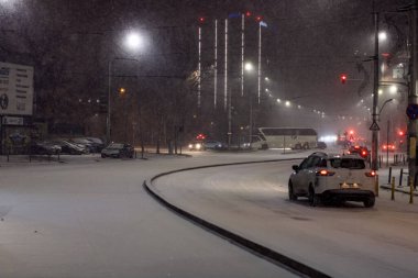 Geceleri Bükreş 'te şiddetli kar fırtınası ve trafik varken Romanya' da