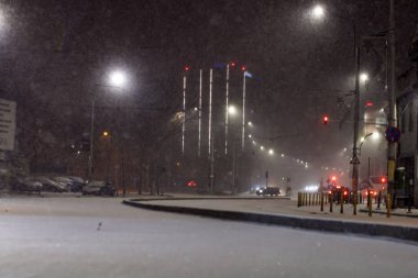 Geceleri Bükreş 'te şiddetli kar fırtınası ve trafik varken Romanya' da