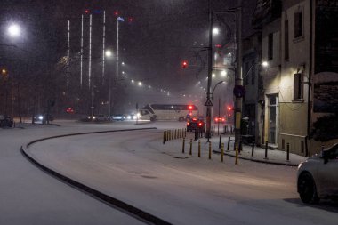 Geceleri Bükreş 'te şiddetli kar fırtınası ve trafik varken Romanya' da