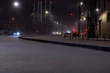 Geceleri Bükreş 'te şiddetli kar fırtınası ve trafik varken Romanya' da