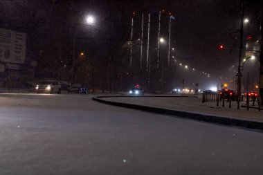 Geceleri Bükreş 'te şiddetli kar fırtınası ve trafik varken Romanya' da