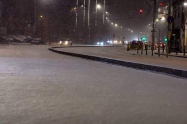 Geceleri Bükreş 'te şiddetli kar fırtınası ve trafik varken Romanya' da