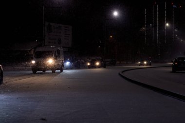 Geceleri Bükreş 'te şiddetli kar fırtınası ve trafik varken Romanya' da