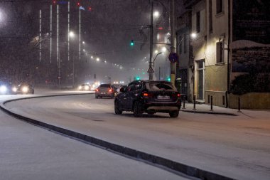 Geceleri Bükreş 'te şiddetli kar fırtınası ve trafik varken Romanya' da