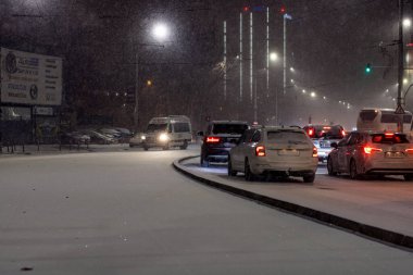 Geceleri Bükreş 'te şiddetli kar fırtınası ve trafik varken Romanya' da