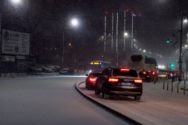 Geceleri Bükreş 'te şiddetli kar fırtınası ve trafik varken Romanya' da