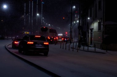 Geceleri Bükreş 'te şiddetli kar fırtınası ve trafik varken Romanya' da