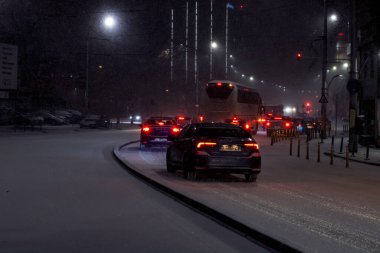 Geceleri Bükreş 'te şiddetli kar fırtınası ve trafik varken Romanya' da