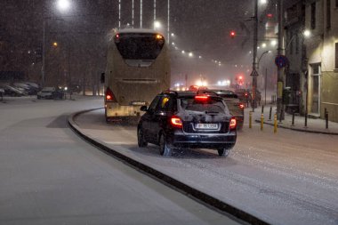 Geceleri Bükreş 'te şiddetli kar fırtınası ve trafik varken Romanya' da