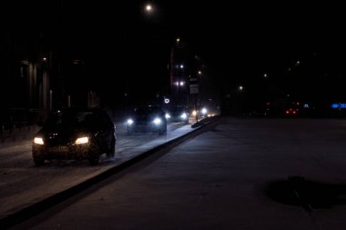 Geceleri Bükreş 'te şiddetli kar fırtınası ve trafik varken Romanya' da