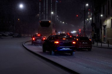 Geceleri Bükreş 'te şiddetli kar fırtınası ve trafik varken Romanya' da