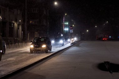 Geceleri Bükreş 'te şiddetli kar fırtınası ve trafik varken Romanya' da