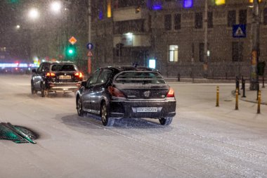 Geceleri Bükreş 'te şiddetli kar fırtınası ve trafik varken Romanya' da