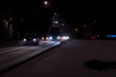 Geceleri Bükreş 'te şiddetli kar fırtınası ve trafik varken Romanya' da