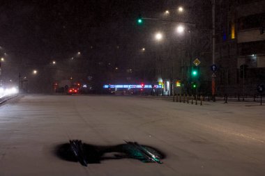 Geceleri Bükreş 'te şiddetli kar fırtınası ve trafik varken Romanya' da