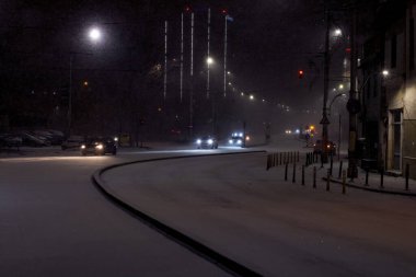 Geceleri Bükreş 'te şiddetli kar fırtınası ve trafik varken Romanya' da