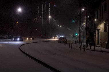 Geceleri Bükreş 'te şiddetli kar fırtınası ve trafik varken Romanya' da