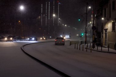 Geceleri Bükreş 'te şiddetli kar fırtınası ve trafik varken Romanya' da