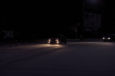 Geceleri Bükreş 'te şiddetli kar fırtınası ve trafik varken Romanya' da