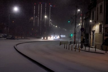 Geceleri Bükreş 'te şiddetli kar fırtınası ve trafik varken Romanya' da