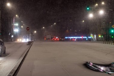 Geceleri Bükreş 'te şiddetli kar fırtınası ve trafik varken Romanya' da