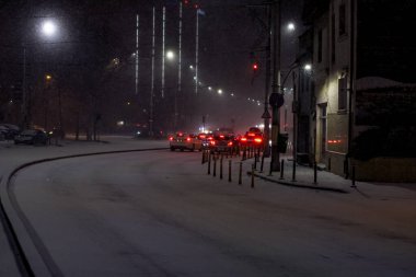 Geceleri Bükreş 'te şiddetli kar fırtınası ve trafik varken Romanya' da