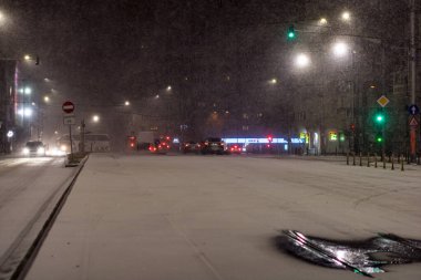 Geceleri Bükreş 'te şiddetli kar fırtınası ve trafik varken Romanya' da