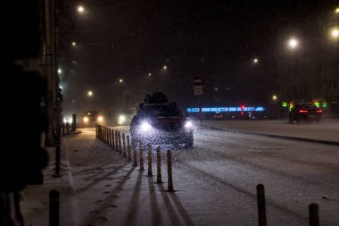 Geceleri Bükreş 'te şiddetli kar fırtınası ve trafik varken Romanya' da