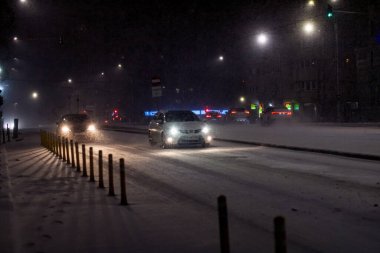 Geceleri Bükreş 'te şiddetli kar fırtınası ve trafik varken Romanya' da