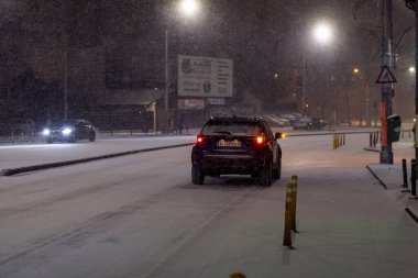 Geceleri Bükreş 'te şiddetli kar fırtınası ve trafik varken Romanya' da