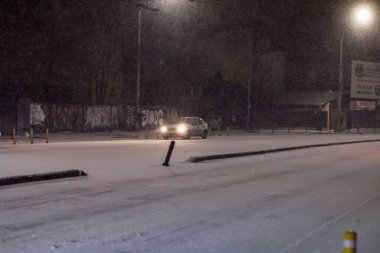 Geceleri Bükreş 'te şiddetli kar fırtınası ve trafik varken Romanya' da