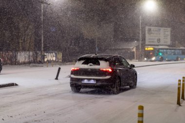 Geceleri Bükreş 'te şiddetli kar fırtınası ve trafik varken Romanya' da