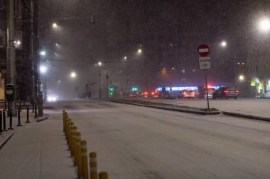 Geceleri Bükreş 'te şiddetli kar fırtınası ve trafik varken Romanya' da