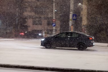 Geceleri Bükreş 'te şiddetli kar fırtınası ve trafik varken Romanya' da