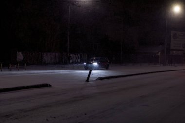 Geceleri Bükreş 'te şiddetli kar fırtınası ve trafik varken Romanya' da