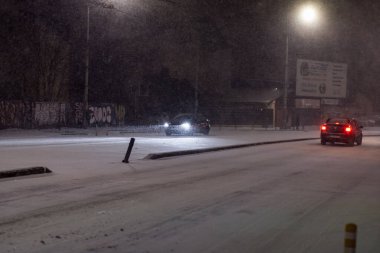 Geceleri Bükreş 'te şiddetli kar fırtınası ve trafik varken Romanya' da