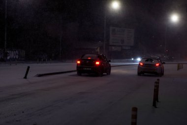 Geceleri Bükreş 'te şiddetli kar fırtınası ve trafik varken Romanya' da