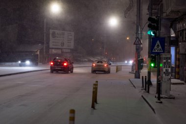 Geceleri Bükreş 'te şiddetli kar fırtınası ve trafik varken Romanya' da