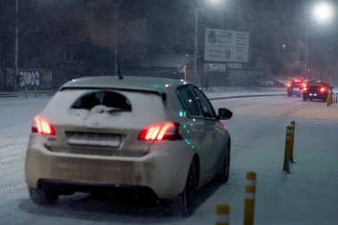 Geceleri Bükreş 'te şiddetli kar fırtınası ve trafik varken Romanya' da