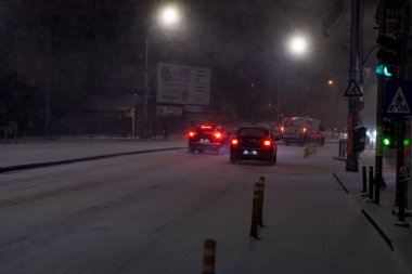 Geceleri Bükreş 'te şiddetli kar fırtınası ve trafik varken Romanya' da