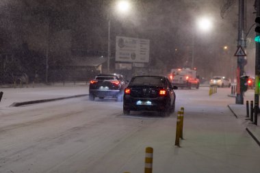 Geceleri Bükreş 'te şiddetli kar fırtınası ve trafik varken Romanya' da