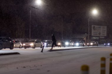 Geceleri Bükreş 'te şiddetli kar fırtınası ve trafik varken Romanya' da