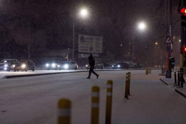 Geceleri Bükreş 'te şiddetli kar fırtınası ve trafik varken Romanya' da