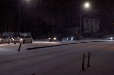 Geceleri Bükreş 'te şiddetli kar fırtınası ve trafik varken Romanya' da