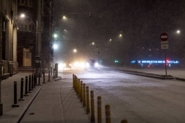 Geceleri Bükreş 'te şiddetli kar fırtınası ve trafik varken Romanya' da