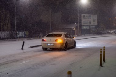 Geceleri Bükreş 'te şiddetli kar fırtınası ve trafik varken Romanya' da