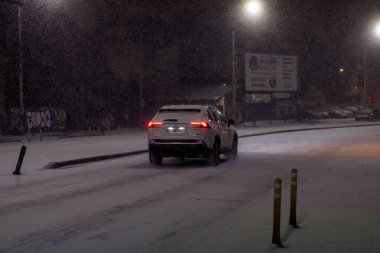 Geceleri Bükreş 'te şiddetli kar fırtınası ve trafik varken Romanya' da