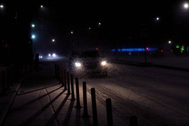 Geceleri Bükreş 'te şiddetli kar fırtınası ve trafik varken Romanya' da