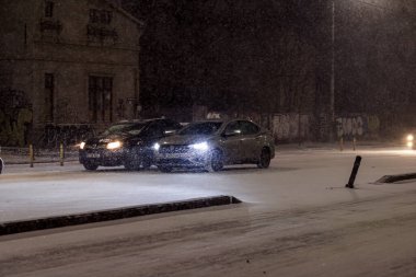 Geceleri Bükreş 'te şiddetli kar fırtınası ve trafik varken Romanya' da
