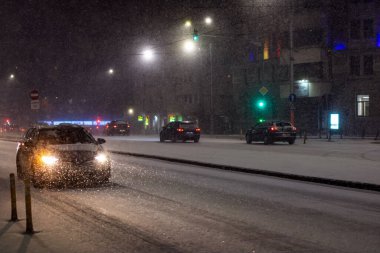 Geceleri Bükreş 'te şiddetli kar fırtınası ve trafik varken Romanya' da
